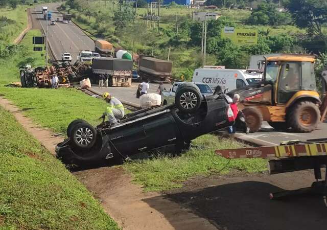 Carreta com carga de soja tomba ap&oacute;s caminhonete invadir pista na BR-163  