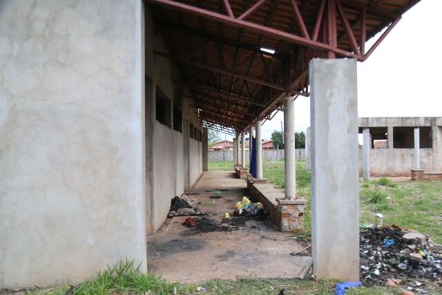 Parada, obra de escola vira casa de usu&aacute;rios e esconderijo de itens furtados