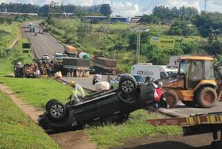 Veículo em frente é a caminhonete Ford Ranger capotada e mais embaixo a carreta tombada (Foto:Direto das Ruas)