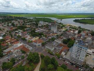 Vista parcial da cidade de Corumbá e ao fundo, o Rio Paraguai. (Foto: Wikipedia)