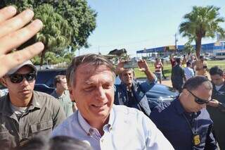 Jair Bolsonaro cumprimenta eleitores em visita a Campo Grande (Foto: Paulo Francis)