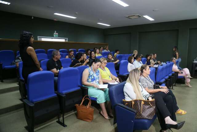 Reuni&atilde;o sobre rede de prote&ccedil;&atilde;o a crian&ccedil;as e adolescentes termina sem consenso