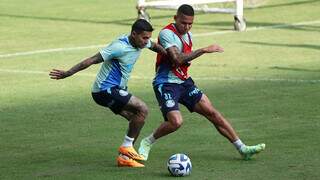 Dudu e Garcia disputam a bola em treino no Palmeiras (Foto: Divulgação)