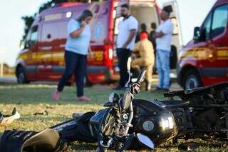 Motocicleta ficou destruída após acidente. (Foto: Henrique Kawaminami)
