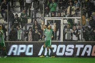 Nenê comemora o gol marcado em partida que tirou o Juventude da zona de rebaixamento. (Foto: Gabriel Tadiotto/Juventude)