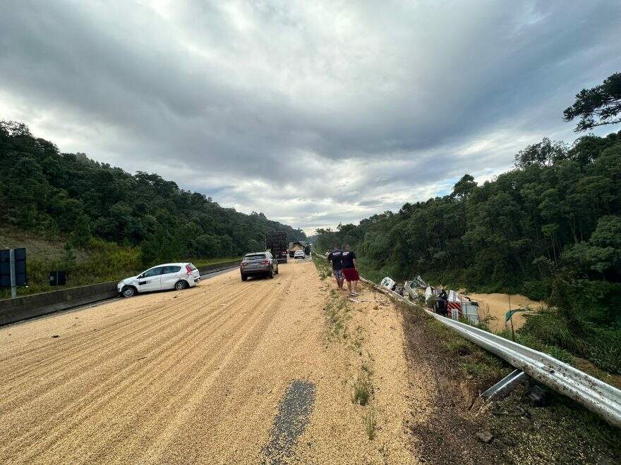 Bitrem com soja despenca em ribanceira e caminhoneiro de MS morre no Paraná