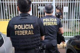 Equipe da Polícia Federal durante cumprimento de mandado em operação (Foto: Divulgação)