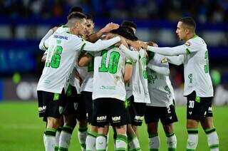 Jogadores do América-MG se agrupam durante intervalo. (Foto: Reprodução/Twitter)