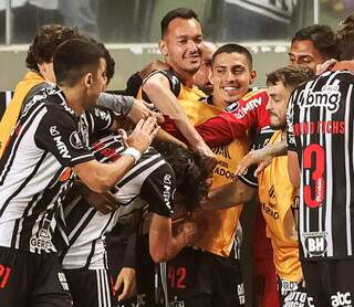 Jogadores mineiros comemoram a vitória em disputa com time peruano. (Foto: Reprodução/Twitter)