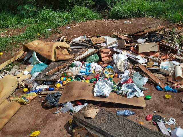 De peda&ccedil;o de cama a concreto, Rio Anhandu&iacute; &eacute; tomado pelo lixo 