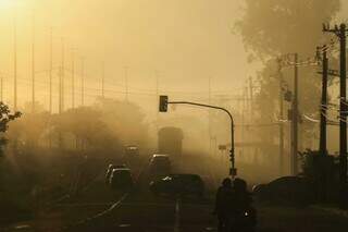 Neblina registrada nesta manhã em Campo Grande (Foto: Henrique Kawaminami)