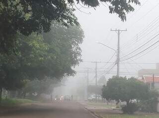 Neblina encobre rua de Dourados nesta manhã (Foto: Helio de Freitas)