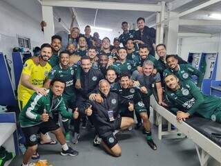 No vestiário, jogadores do Goiás comemoram a primeira vitória na Sul-Americana. (Foto: Fernando Lima/Goiás)