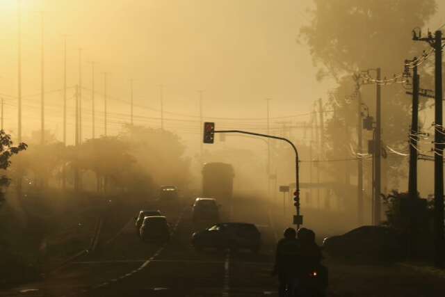 Capital tem neblina, mas previsão é de calor e possibilidade de chuva em MS