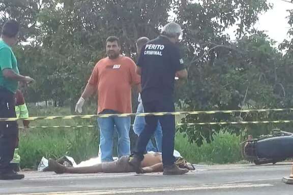 Sem capacete, motociclista morre atingido por carreta na BR-163 