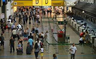 O vai e vem de passageiros no Terminal 2 do Aeroporto Internacional de Guarulhos, em São Paulo (Foto: Reprodução)