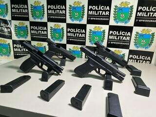 As quatro pistolas e os 10 carregadores apreendidos com cariocas (Foto: Adilson Domingos)