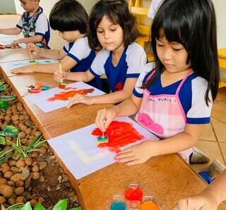 Arte é um dos pontos que integra as crianças na rotina da escola. (Foto: Divulgação)