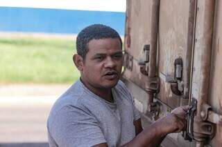 Caminhoneiro Genildo Lima dos Santos diz que percebeu a redução nas bombas (Foto: Marcos Maluf)