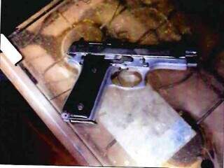 Arma usada no crime foi apreendida pela Polícia Civil. (Foto: Reprodução)