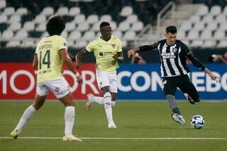 Jogadores disputam a posse da bola no Engenhão. (Foto: Vítor Silva/Botafogo)