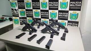 As quatro pistolas e 10 carregadores, apreendidos com advogado e motorista (Foto: Adilson Domingos)