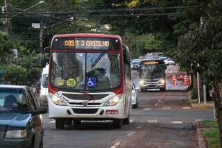 Ônibus transitando na Rua Padre João Crippa, em julho de 2021, quando motoristas pediram aumento no tempo de tolerância de atraso por cauda das obras no Centro (Foto: Arquivo/Henrique Kawaminami)