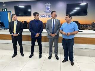 Da esquerda à direita, vereadores Otávio Trad (PSD), Roberto Avelar (PSD), Alírio Villasanti (União Brasil) e o presidente do STTCU (Sindicato dos Trabalhadores em Transporte Urbano de Campo Grande), Demétrio Freitas (Foto: Marcelo Pereira/Assessoria)