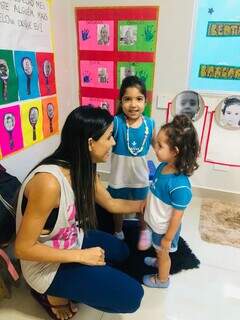 Professora trabalha em sala de aula, de forma divertida. (Foto: Divulgação)