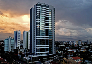 Lumini: Fachada explora vidro e iluminação natural com elegância. (Foto: Cyro Clemente)