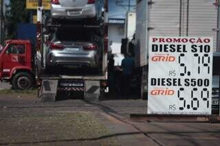 Placa com preço do diesel em posto de combustível, localizado na Avenida Costa e Silva (Foto: Marcos Maluf)
