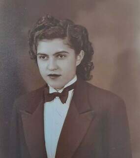 Nascida em 1925 em Maracaju, Pompeia se tornou escritora em 1994. (Foto: Arquivo pessoal)