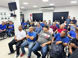 Representantes do STTCU (Sindicato dos Trabalhadores em Transporte Urbano de Campo Grande) em reunião com vereadores na manhã de hoje (Foto: Marcelo Pereira/Assessoria)