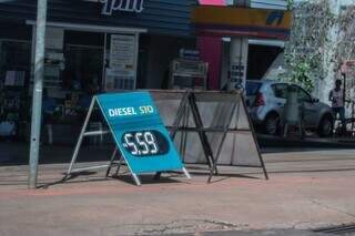 Diesel a R$ 5,59 sendo vendido em posto na Avenida Costa e Silva (Foto: Marcos Maluf)