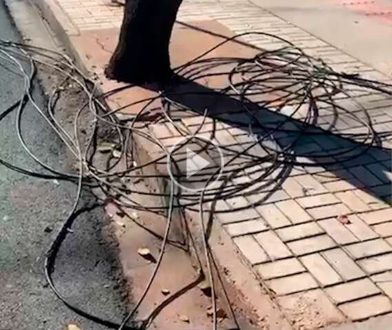 Mais um caminh&atilde;o arranca fios e deixa comerciantes sem luz