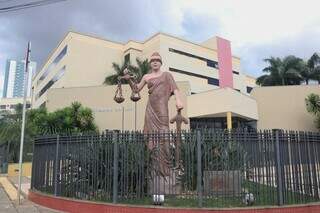 Estátua da deusa Thêmis em frente ao Fórum de Campo Grande, onde caso foi julgado. (Foto: Paulo Francis)