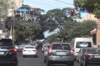 Ve&iacute;culos com placa final 3 precisam ser licenciados at&eacute; maio