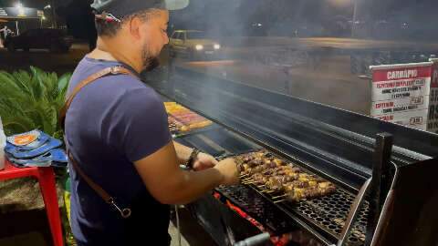 No estilo pegue e leve, espetinho faz sucesso no Nova Campo Grande