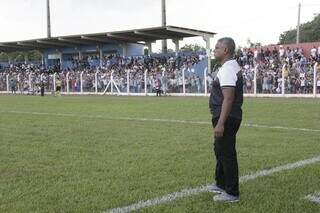 Técnico Celso Rodrigues comandando Operário no Estádio Jacques da Luz (Foto: Anderson Ramos/Operário)