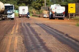 Condição do asfalto no anel viário de Campo Grande devido ao tráfego de caminhões extremamente pesados (Foto: Henrique Kawaminami)