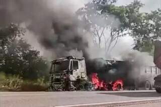 Motorista ouve explos&atilde;o e carreta &eacute; consumida pelas chamas em rodovia