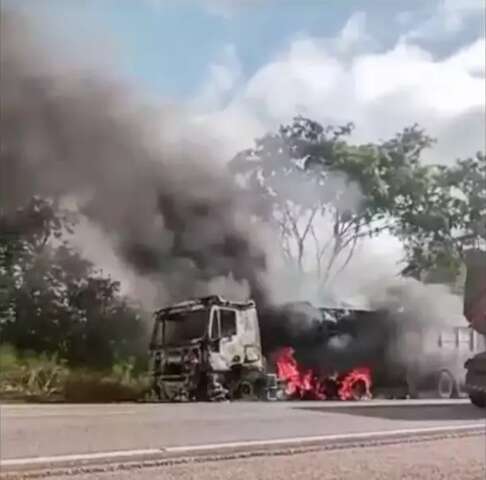 Motorista ouve explos&atilde;o e carreta &eacute; consumida pelas chamas em rodovia
