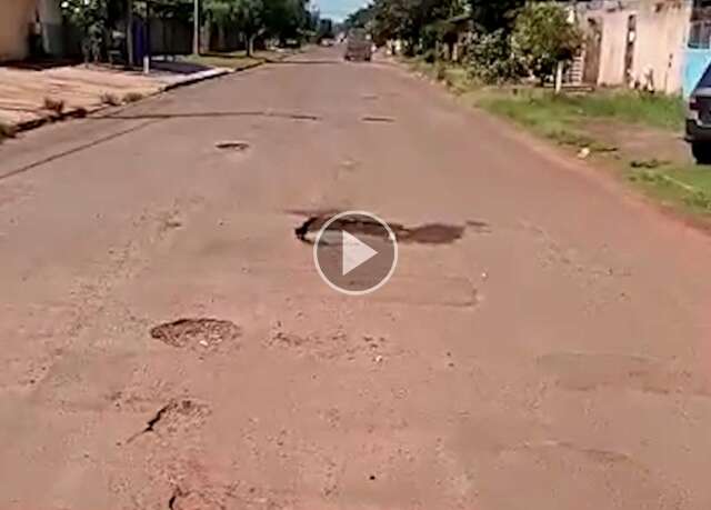 Morador conta 15 buracos em trecho de rua do Jardim Tarum&atilde;