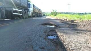 Fila de caminhões e buracos no acostamento da MS-040, em Campo Grande (Foto: Arquivo/Campo Grande News)