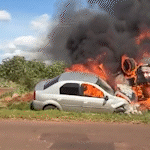 No último dia do seguro, carro fica completamente destruído após colisão 