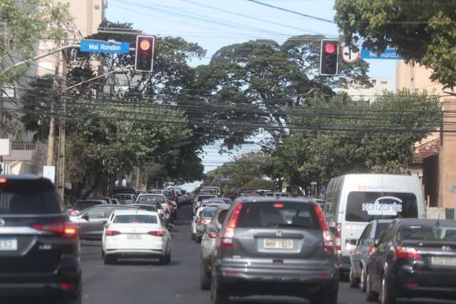 Ve&iacute;culos com placa final 3 precisam ser licenciados at&eacute; maio