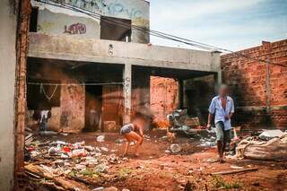 Construção de sobrado abandonado abriga problema social e preocupação para vizinhos. (Foto: Henrique Kawaminami)