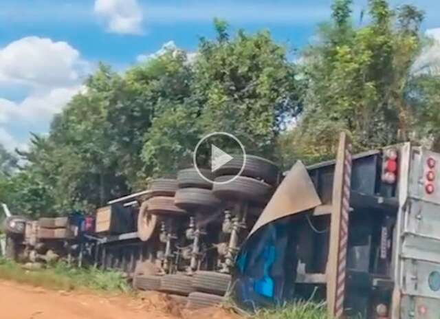 V&iacute;deo mostra carretas tombadas &agrave;s margens da BR-262 