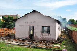 Inc&ecirc;ndio come&ccedil;a em sof&aacute; onde celular recarregava e atinge casa em Anast&aacute;cio