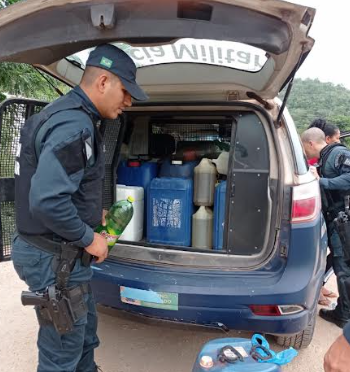 Estudante &eacute; flagrada vendendo combust&iacute;vel contrabandeado da Bol&iacute;via 